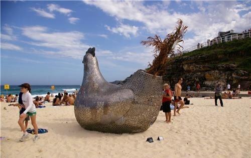 Obrázek Giant Metal Chicken on the Beach
