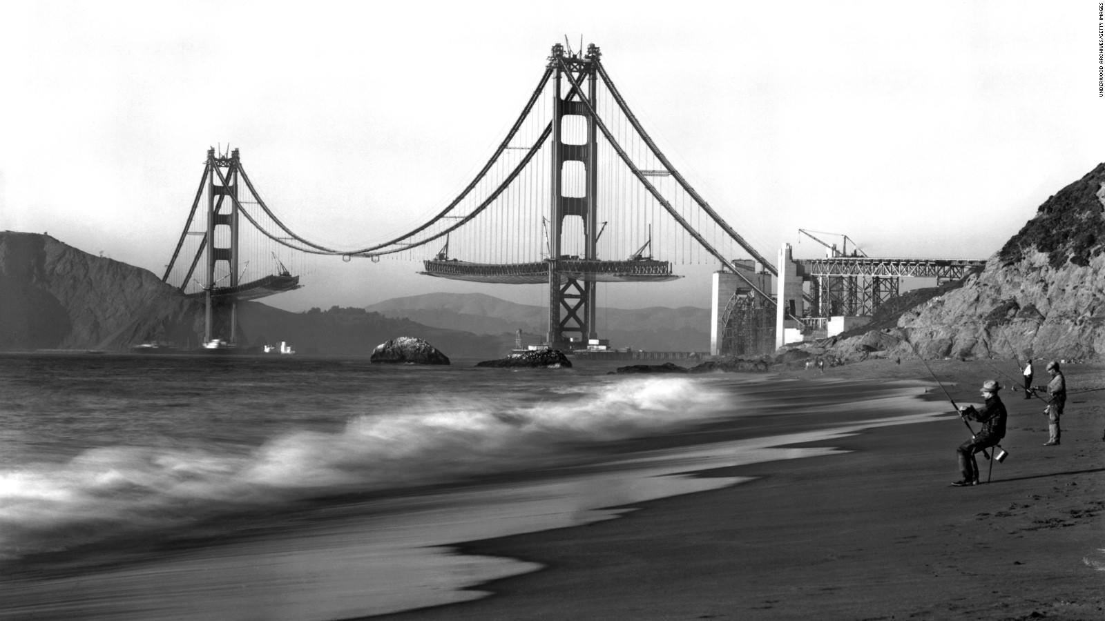 Obrázek Golden Gate Bridge is under construction 1936
