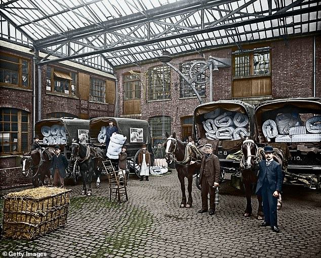 Obrázek Heal  26 Son in Tottenham Court Road London 1897