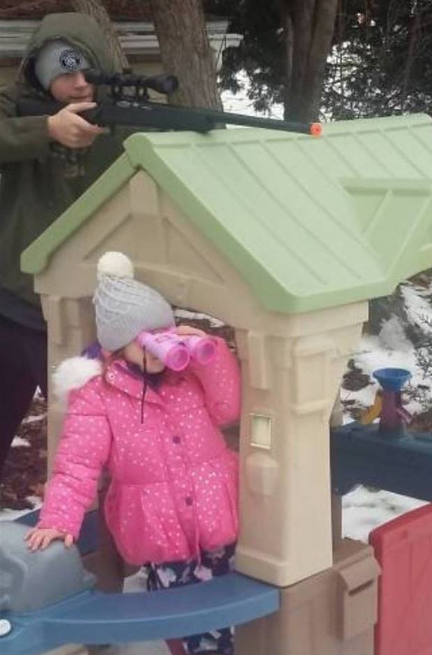 Obrázek Helping&nbsp;Daddy&nbsp;With&nbsp;Some&nbsp;Hunting