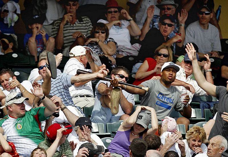 Obrázek Hero catches baseball bat and saves his beer