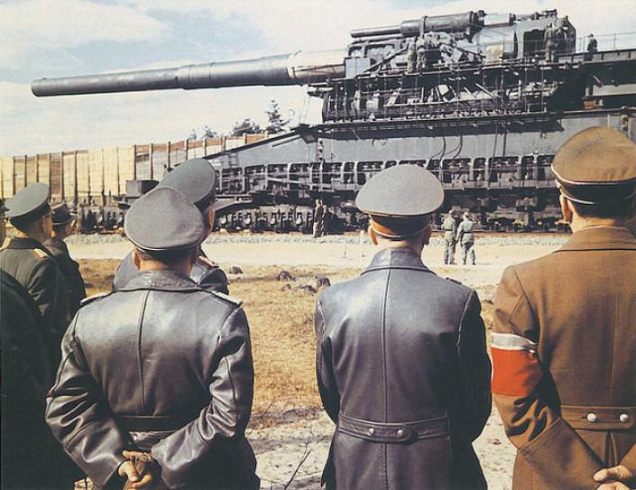 Obrázek Hitler a jeho masivni zeleznicni zbran vazici temer 1350 tun 1941