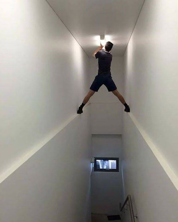 Obrázek How many idiots does it take to change a light bulb