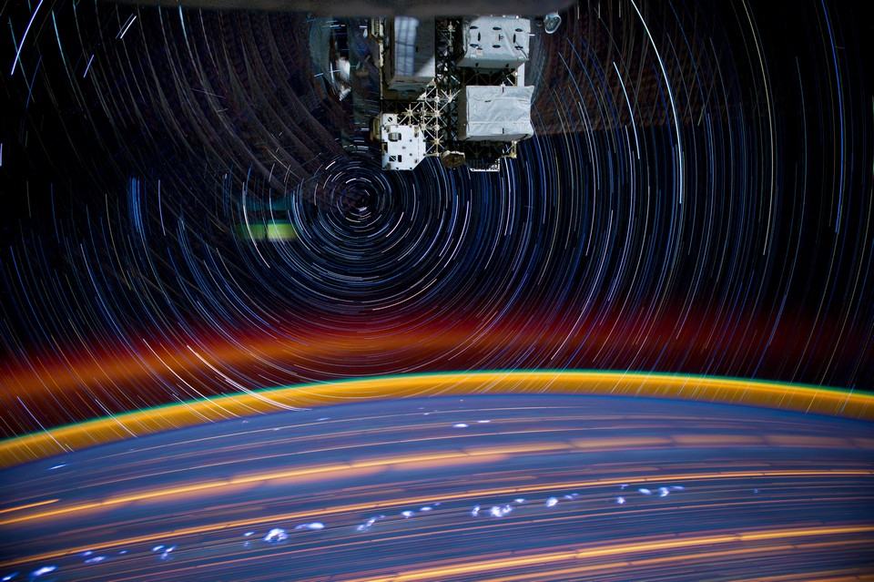 Obrázek ISS 18 fotiek s dlhou expoziciou