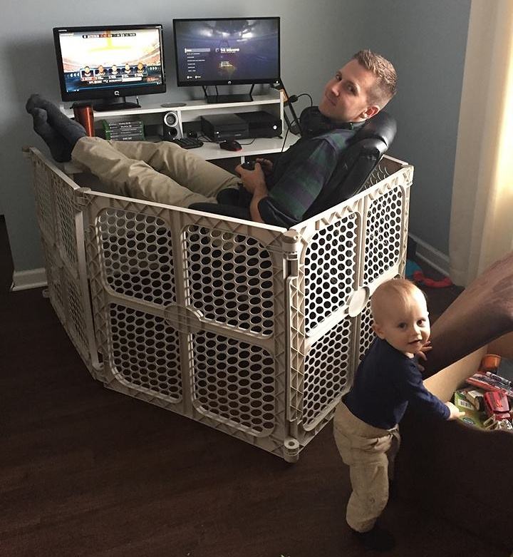 Obrázek I could never game because of my toddler son so I finally bought a play pen