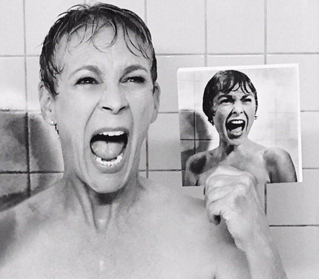 Obrázek Jamie Lee Curtis with an image of her mother Janet Leigh