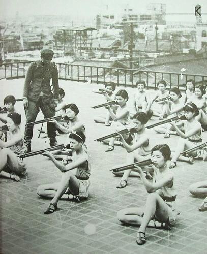 Obrázek Japanese Girls Rifle Training