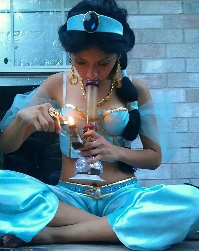 Obrázek Jasmine lighting the lamp