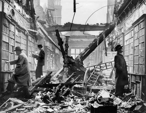 Obrázek Keep-calm-and-carry-on-Londoners-continue-to-browse-at-a-bombed-library-1940s