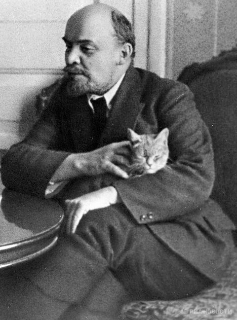 Obrázek Lenin with His Cat. Speaking to an American Journalist in the Kremlin - 1920