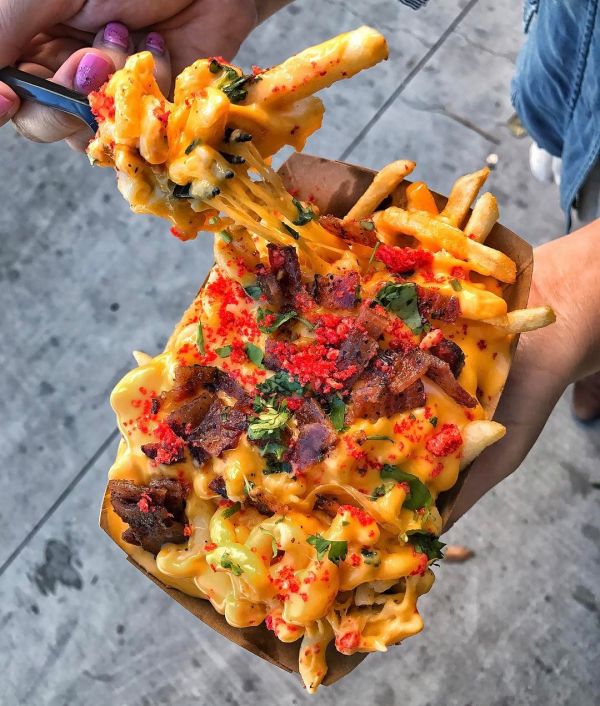 Obrázek Mac n 27 cheese french fries covered with candied bacon and crumbled hot cheetos