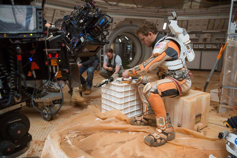 Obrázek Matt Damon getting handy for a scene in The Martian