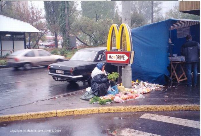 Obrázek Mc Drive na chodniku