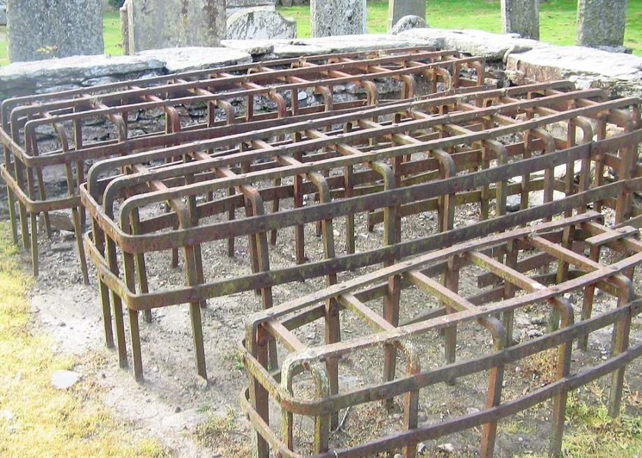 Obrázek Mortsafes in Scotland to prevent grave robbing