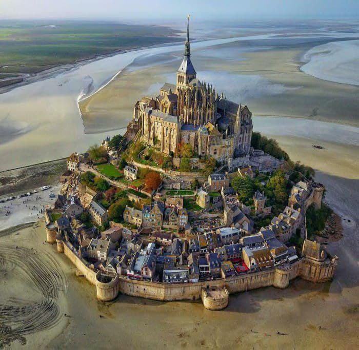 Obrázek Mount Saint-Michel je hrad na skalnatem ostrove u severozapadniho pobrezi Francie