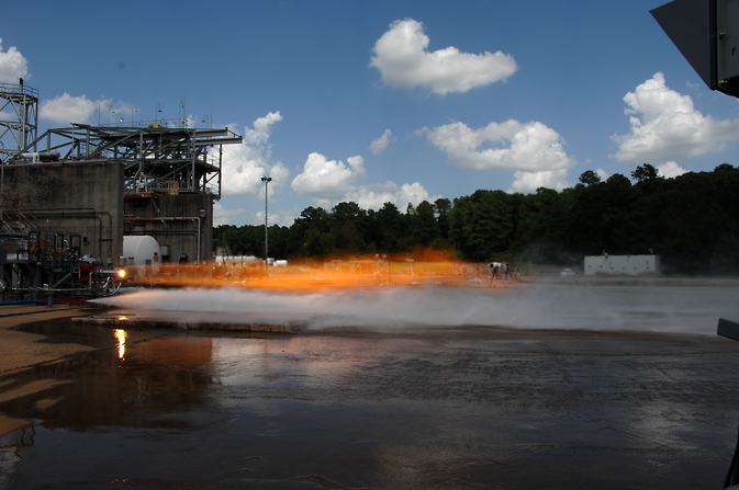 Obrázek NASA test trysky vytiskle na 3D tiskarne