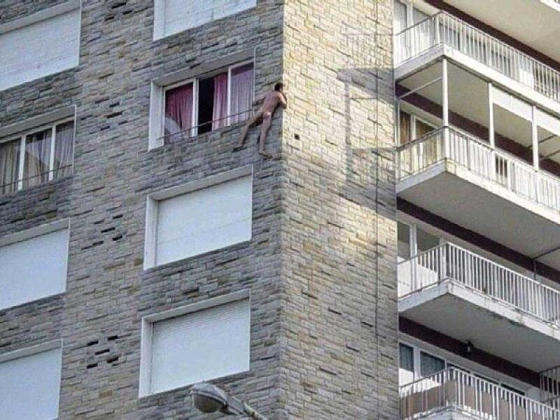 Obrázek Naked Man Scales Wall