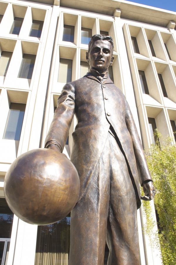 Obrázek Nikola Tesla statue in California offers free wifi
