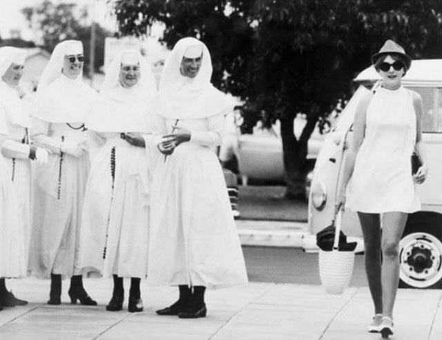 Obrázek Nuns keeping their eyes fixed on a fashionable woman - 1970