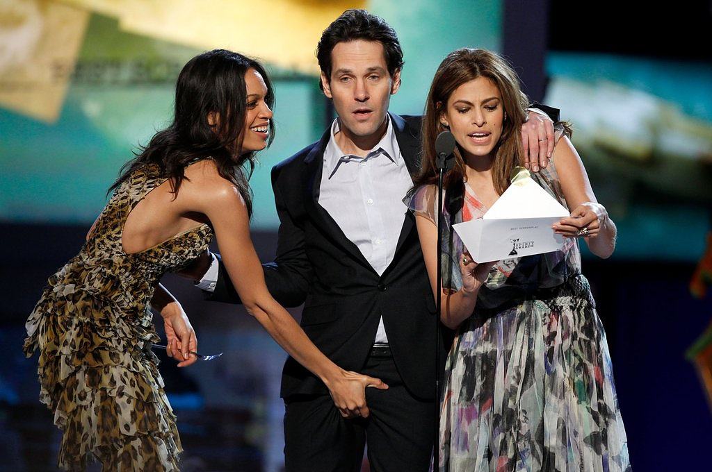 Obrázek Paul Rudd Sexually harassing by Rosario Dawson While holding a fork