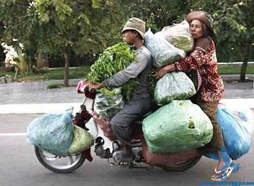 Obrázek People carry the strangest things on motorcycles2