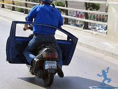 Obrázek People carry the strangest things on motorcycles3