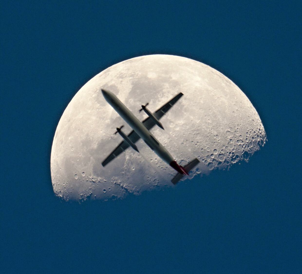 Obrázek Picture of the day - Plane in front of moon photo
