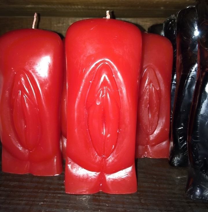 Obrázek Praying Hands candle found in store in Memphis