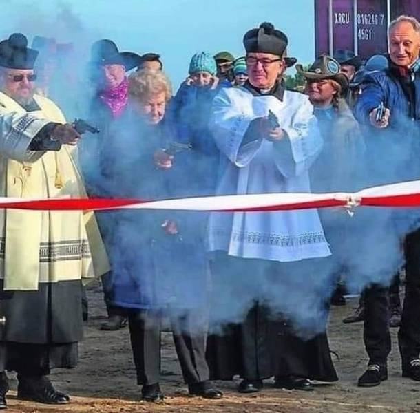 Obrázek Priests officially opening a new shooting range in Poland