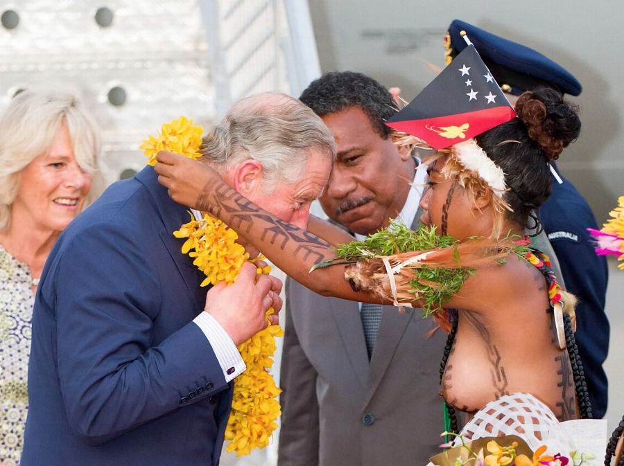 Obrázek Prince Charles greeting the locals in Papua New Guinea