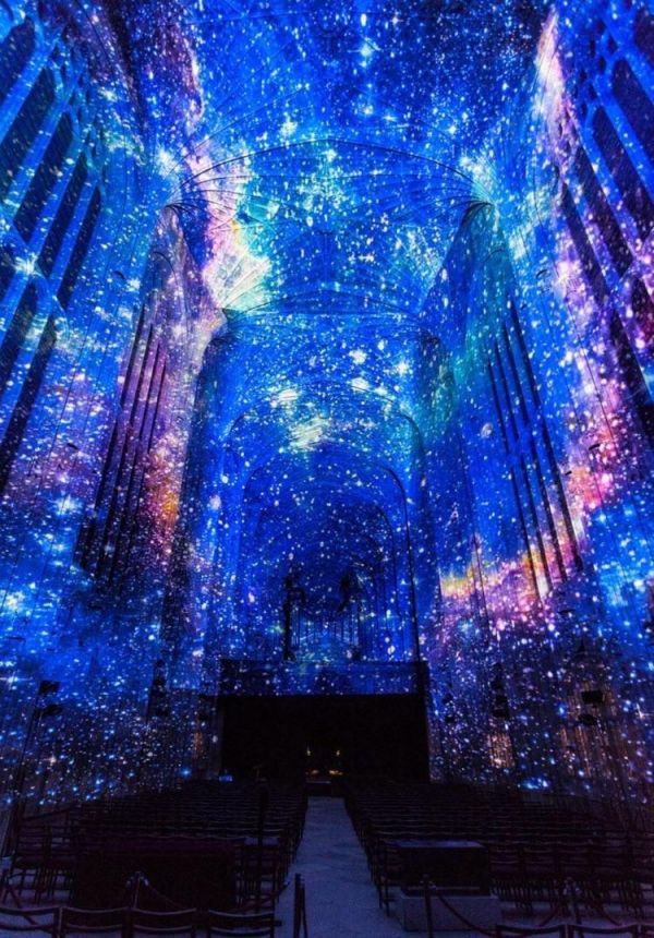 Obrázek Projekce galaxie na univerzitnim strope