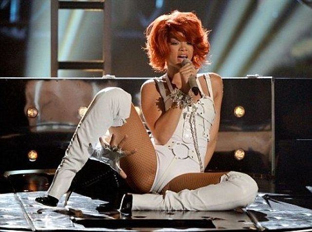 Obrázek Rihanna ma ruku ako Saxana 22-12-2011