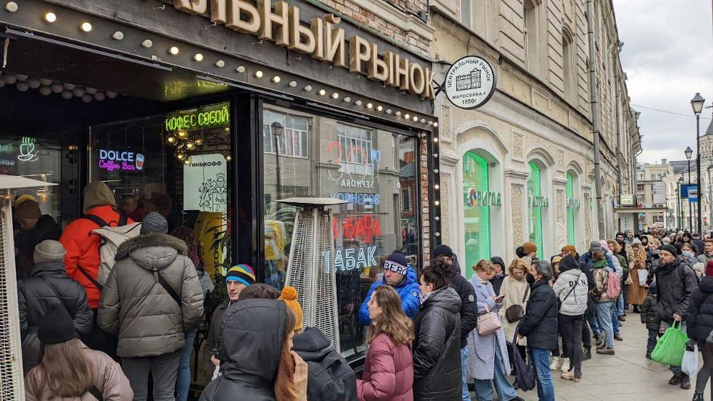 Obrázek Rusove obnovili letitou narodni tradici - fronta na vsechno