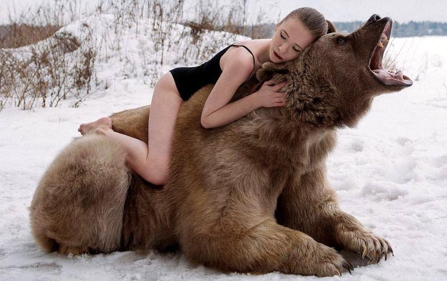 Obrázek Russian Model Poses With Bear