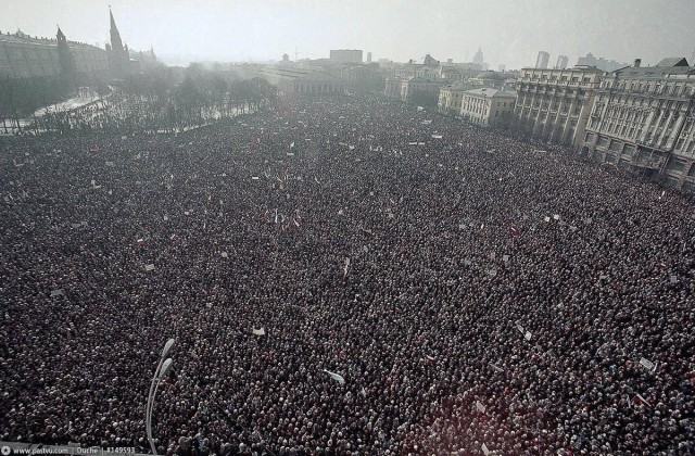 Obrázek Russians demanding Gorbachevs resignation 1991