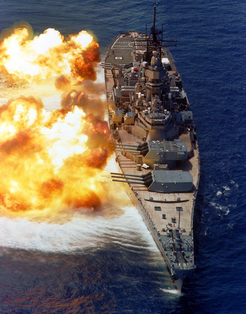 Obrázek SHIP Battleship Iowa Front Firing lg