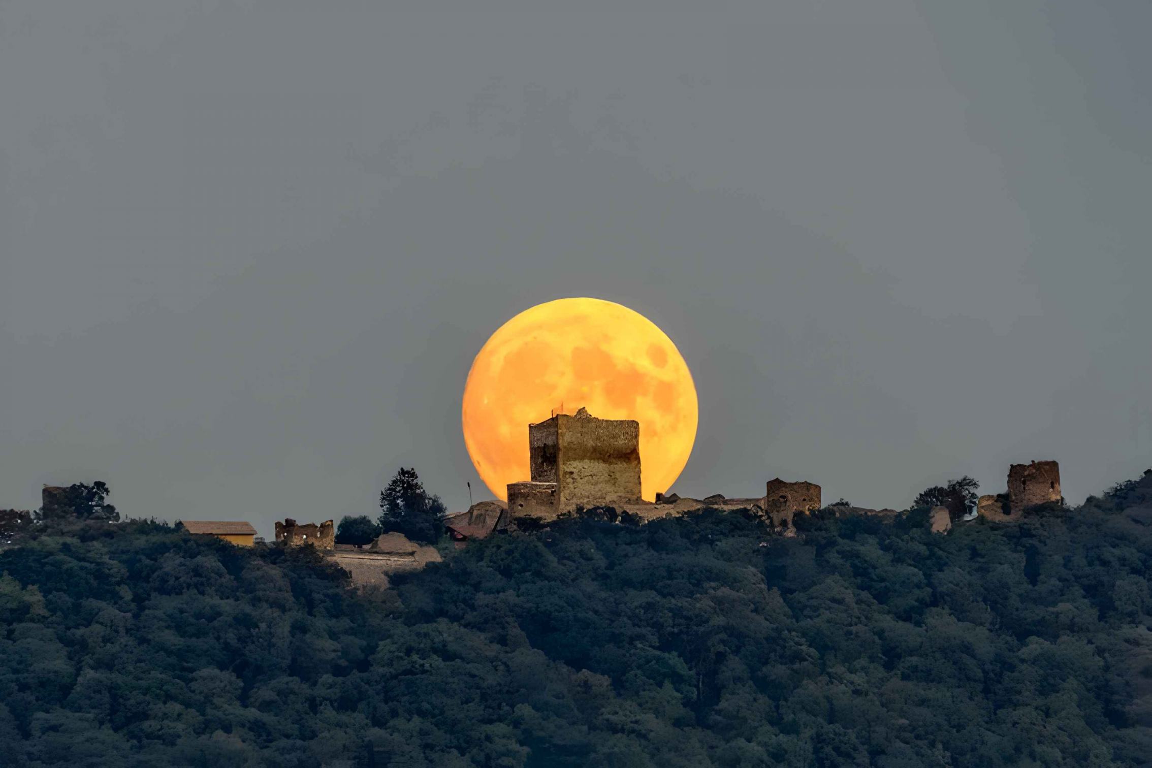 Obrázek Sarissky hrad spln