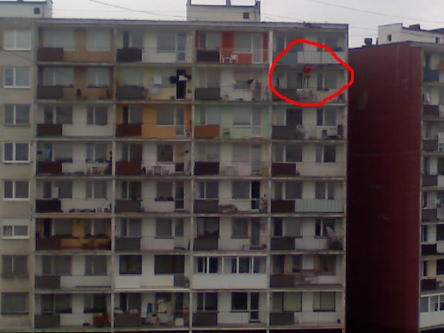 Obrázek Sedi na doske zaviazanej na spagate