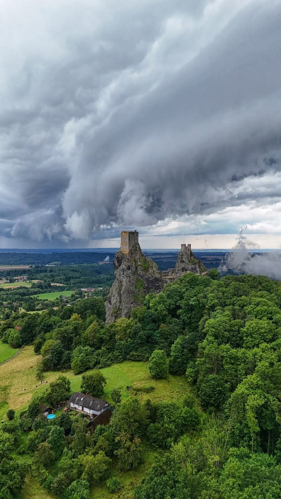 Obrázek Shelf cloud nad Troskami
