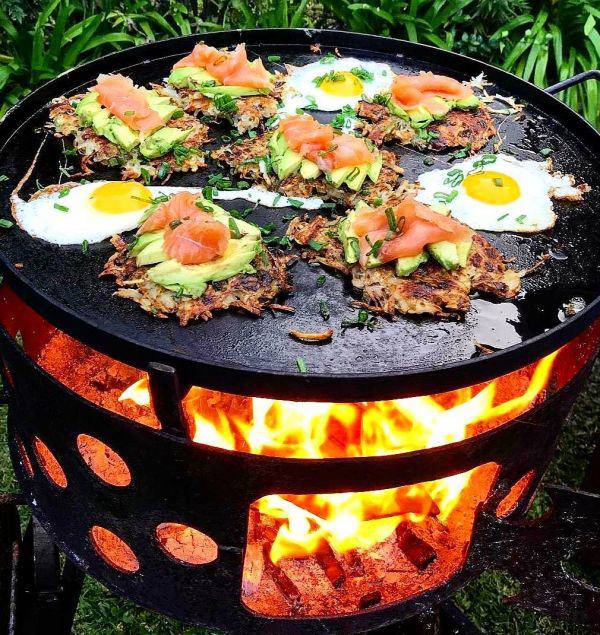 Obrázek Smoked salmon with fried potatoes farmhouse eggs fresh avocado and herbs