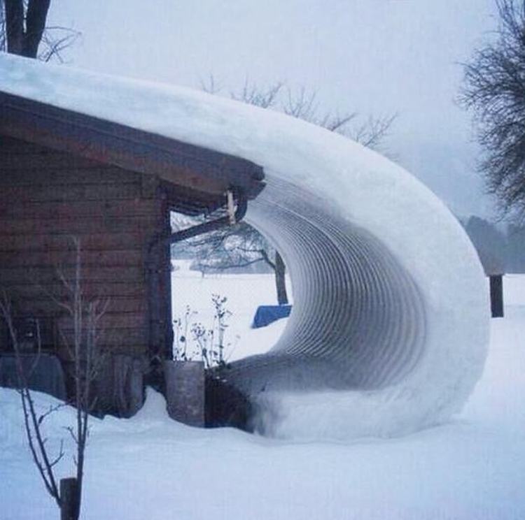 Obrázek Snow curling off a roof