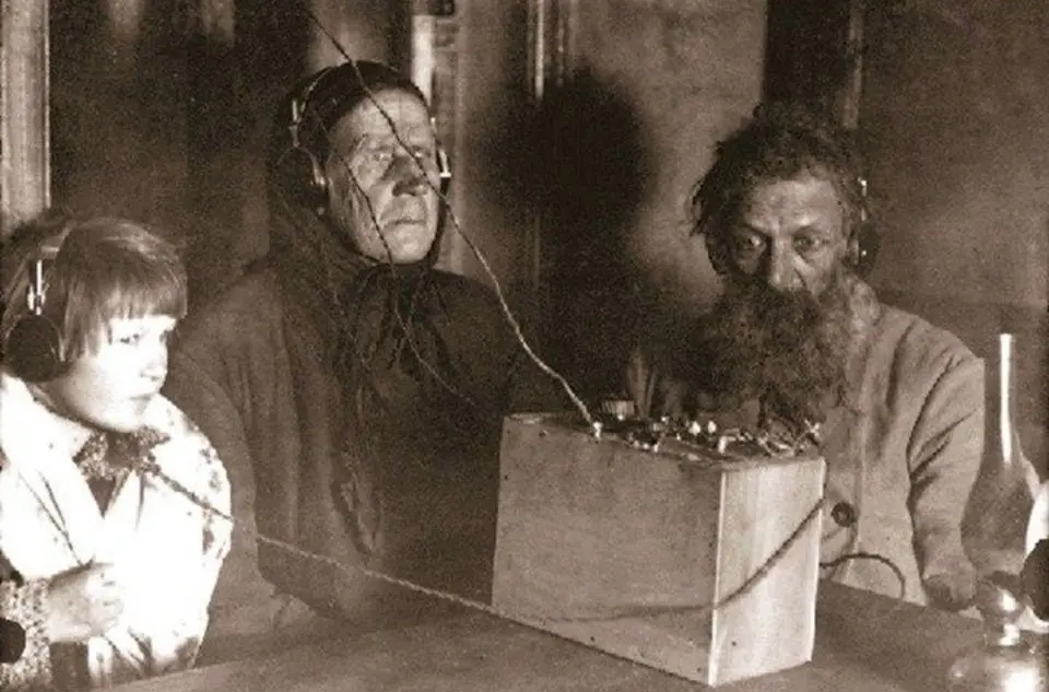 Obrázek Soviet peasants listen to radio first time 1928
