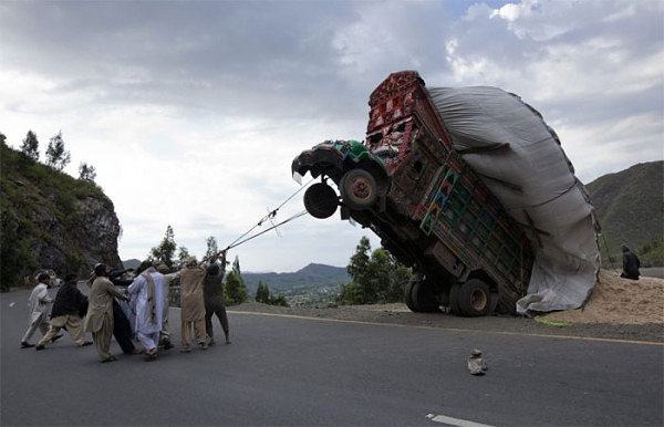 Obrázek Taming wild trucks in pakistan - 17-04-2012