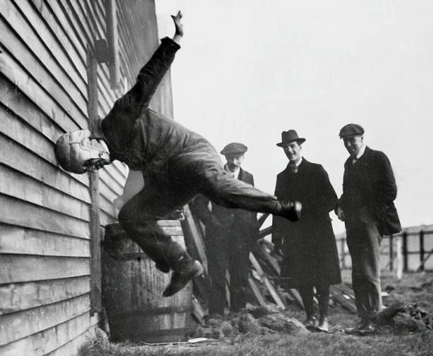 Obrázek Testing football helmets in 1912