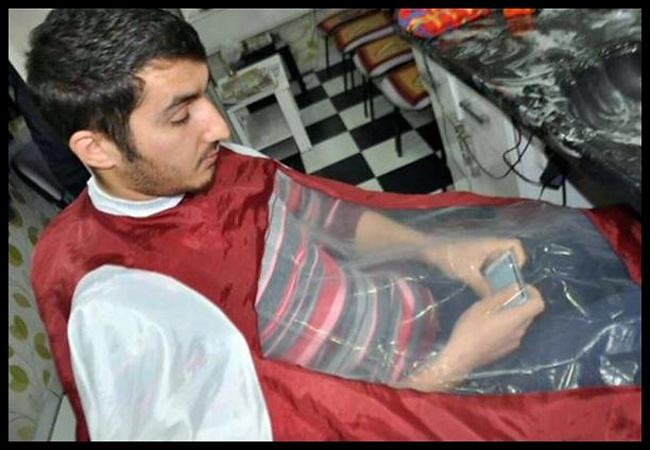 Obrázek The Turkish barber considers his phone-addicted customers