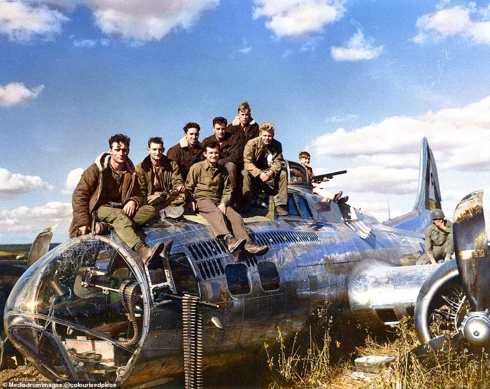 Obrázek The crew of B 17G Bolo Babe of the 546 Bomb Squadron