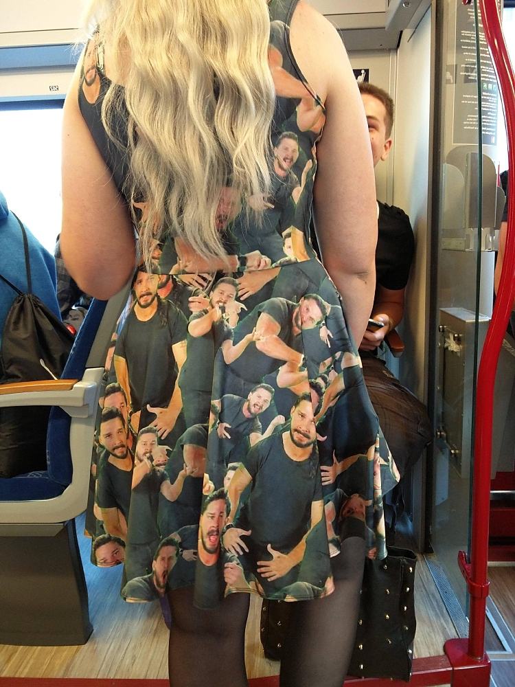 Obrázek The dress of the girl in my train