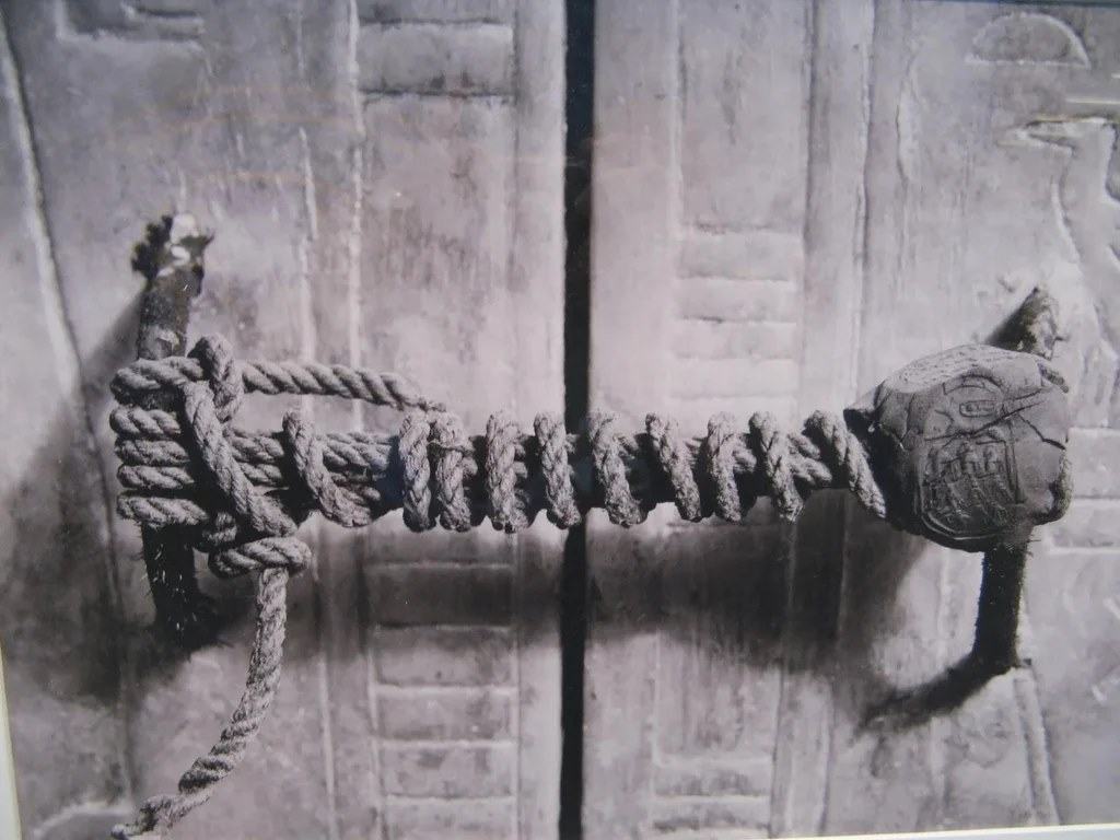 Obrázek The seal of Tutankhamun tomb before it was opened in 1923