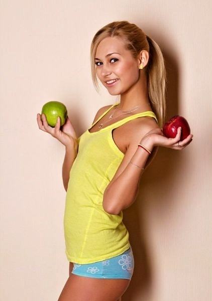 Obrázek These Apples Are Bigger Than Her Boobs - 03-05-2012