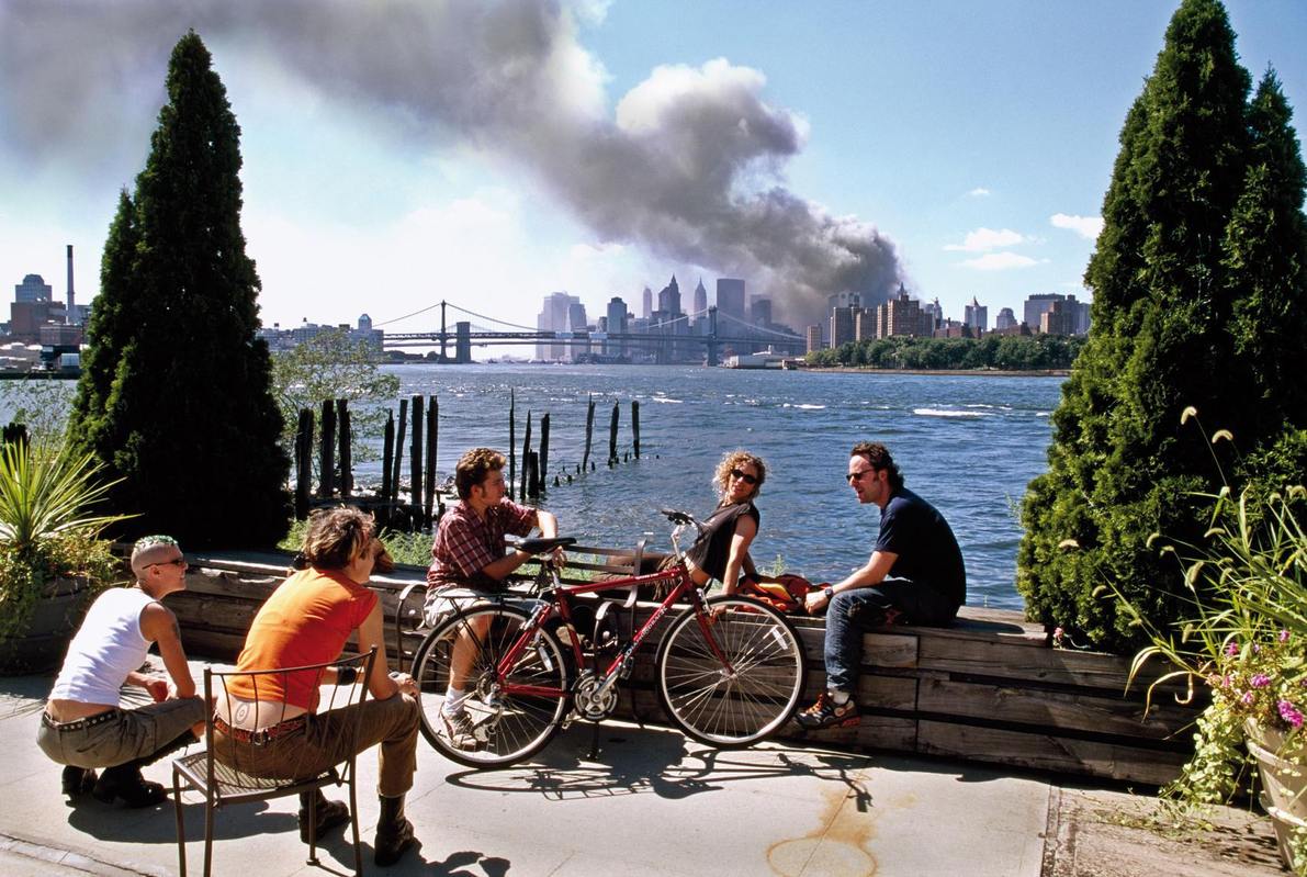 Obrázek Thomas-Hoepker-911-WTC-controversial-picture